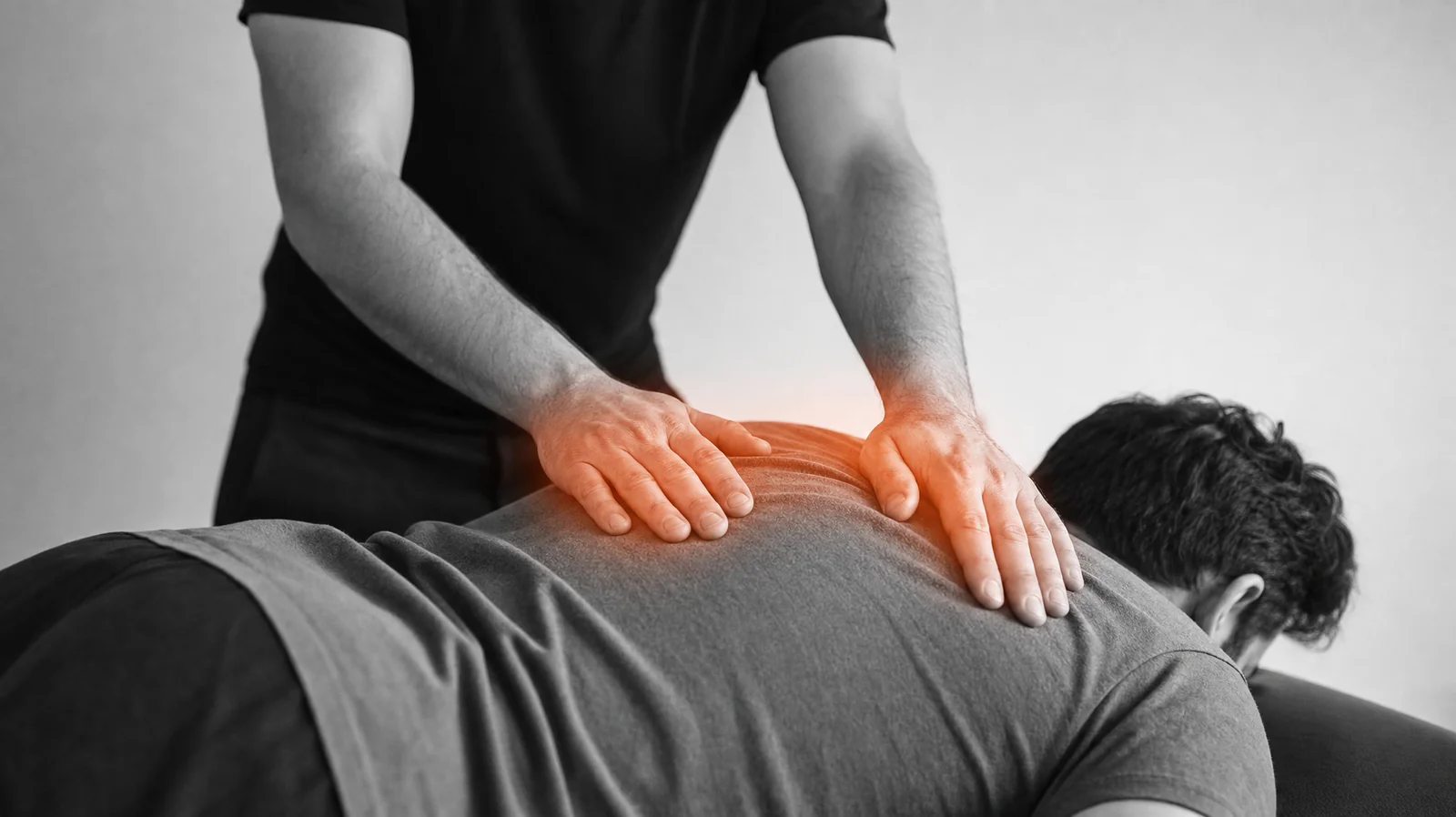 Fysioterapeutti tekee tarkkaa ortopedista manuaalista terapiaa selkärankaan